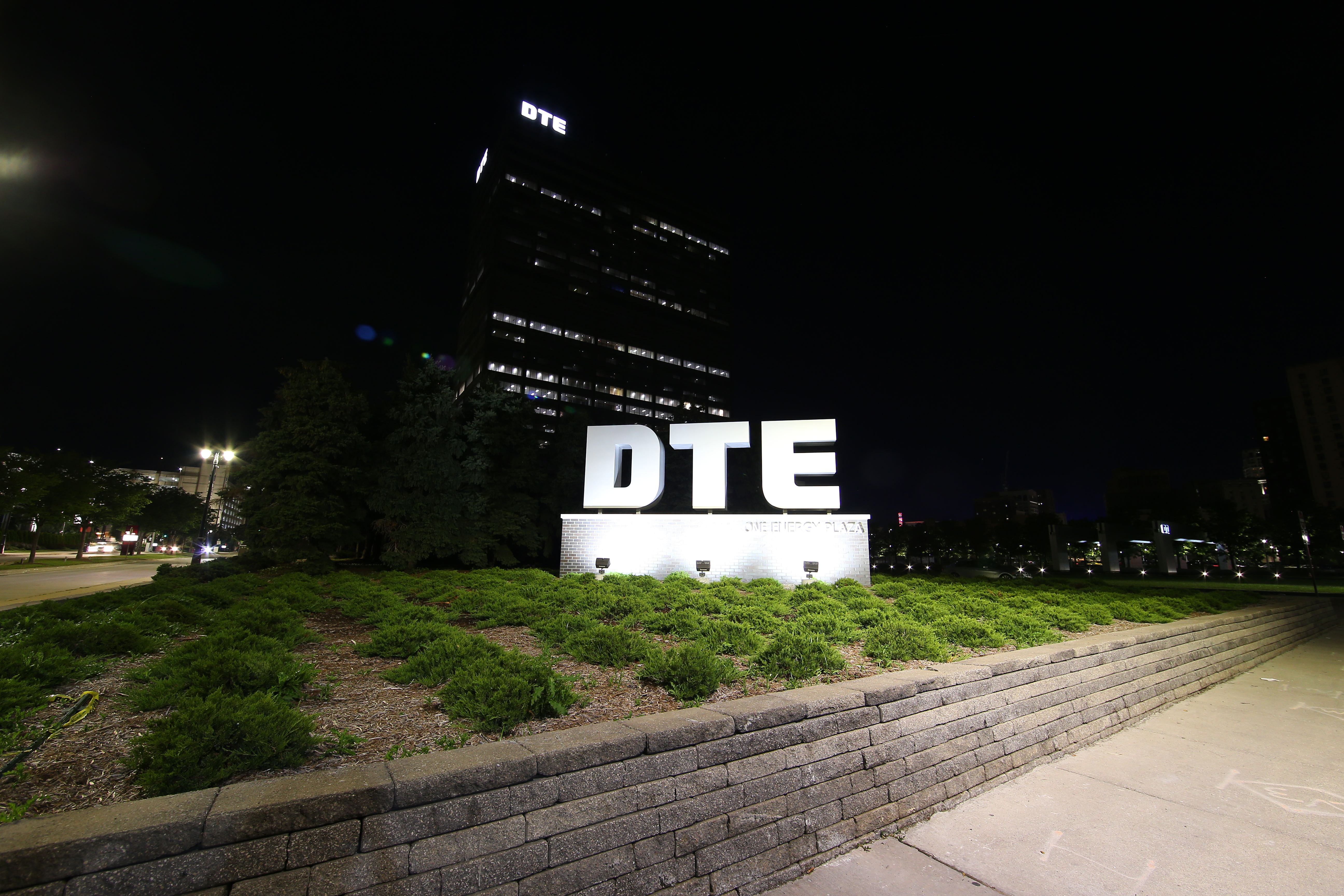 Electro-Matic Provides LED Lighting to Metro Detroit DTE Sign